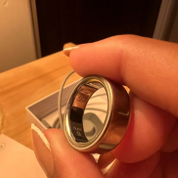 Oura Ring 4 with Silver Hue